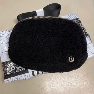 Lululemon everywhere belt bag black fleece